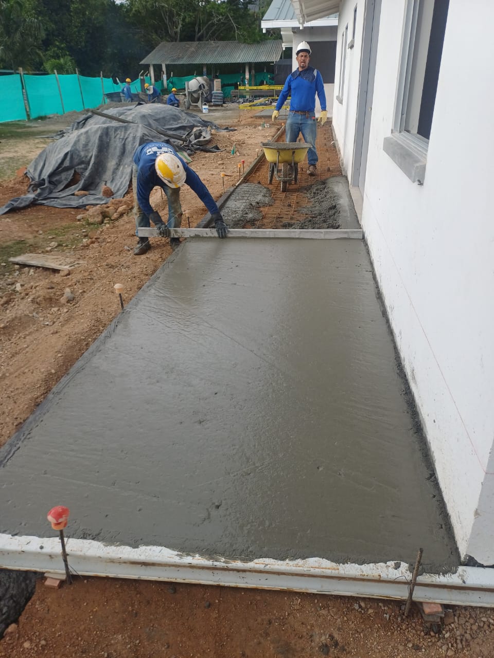 Vaciado y nivelado de placa de concreto con refuerzo de acero