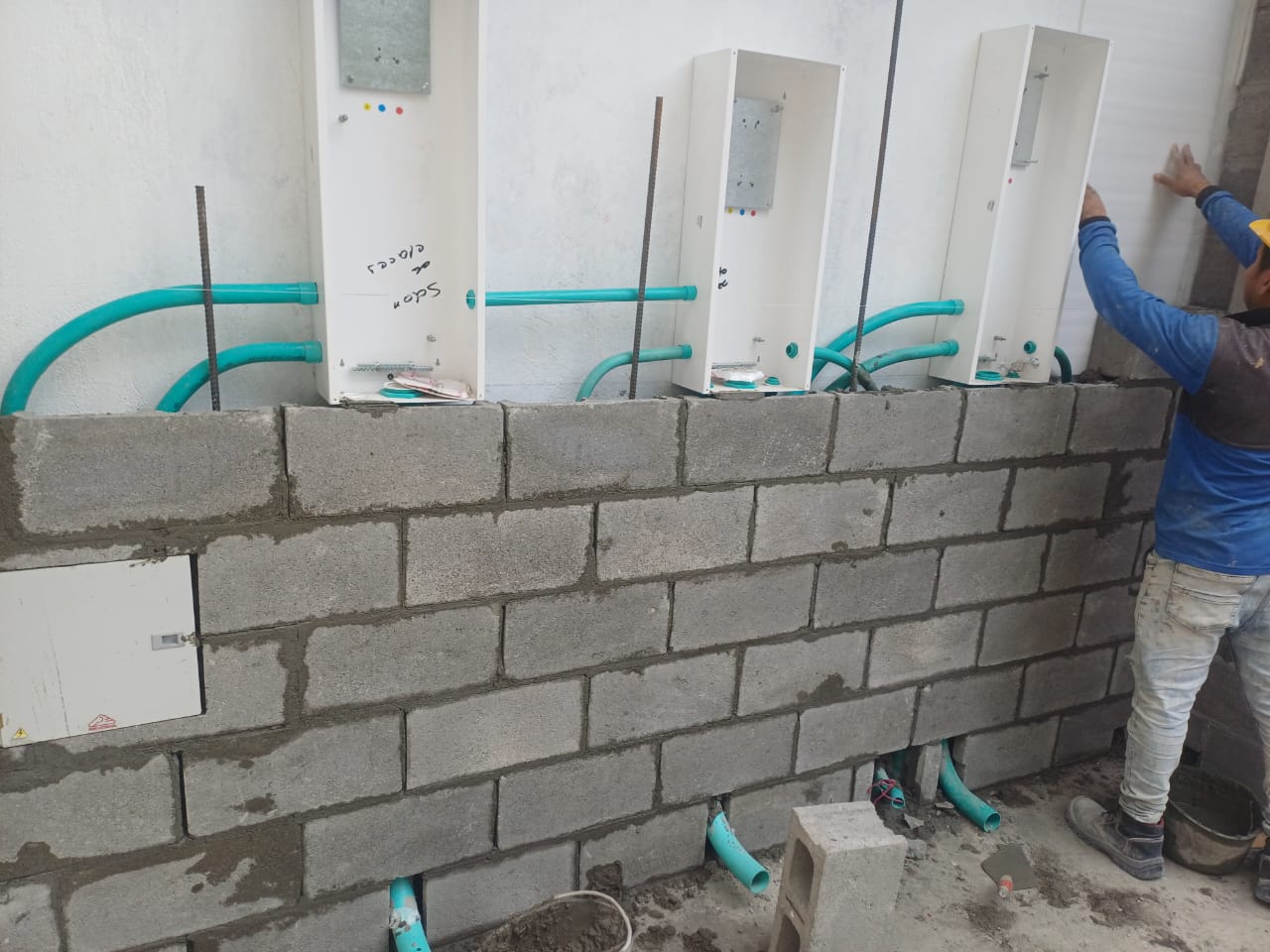 Instalacion de cajas electricas y tuberia en muro de bloque