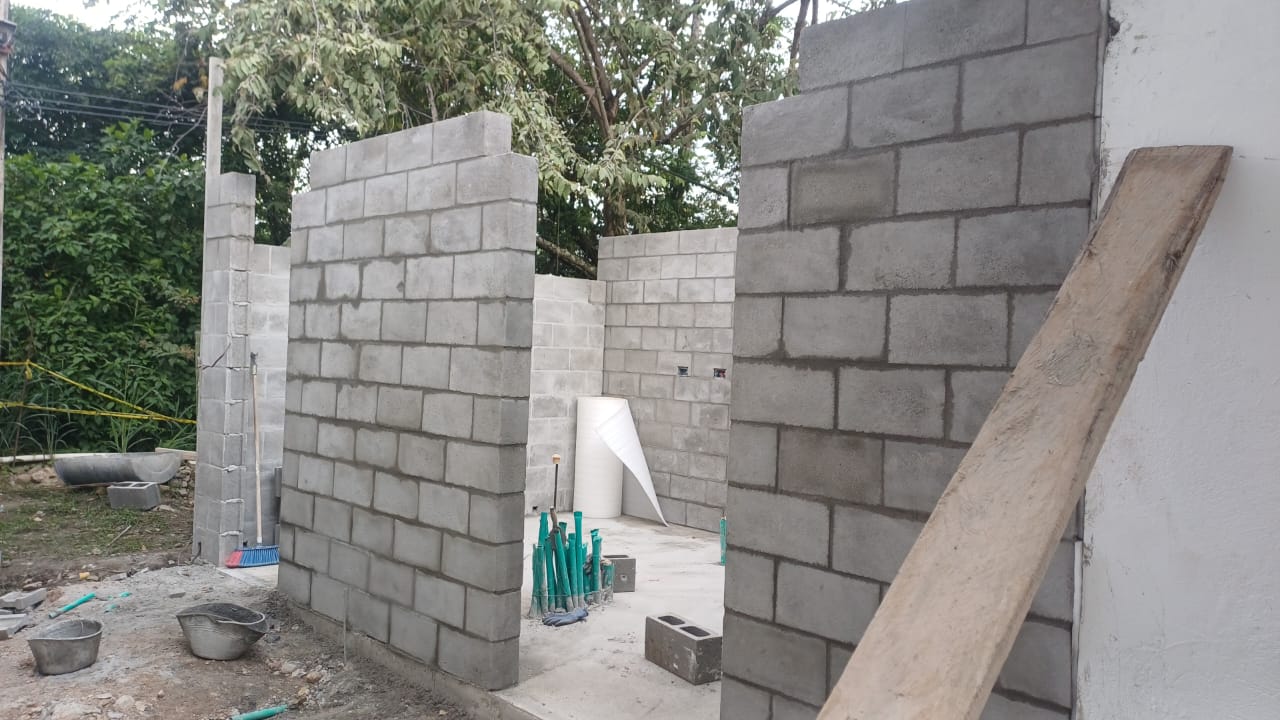 Construccion de muros en bloque de concreto con soportes de madera