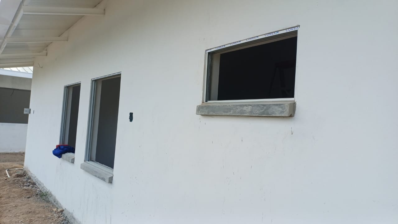 Fachada exterior con ventanas instaladas y cubierta metalica