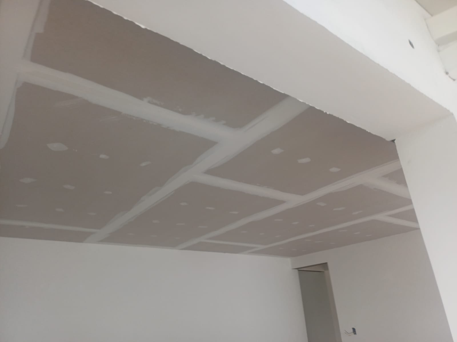 Instalacion de cielo raso en drywall con juntas estucadas