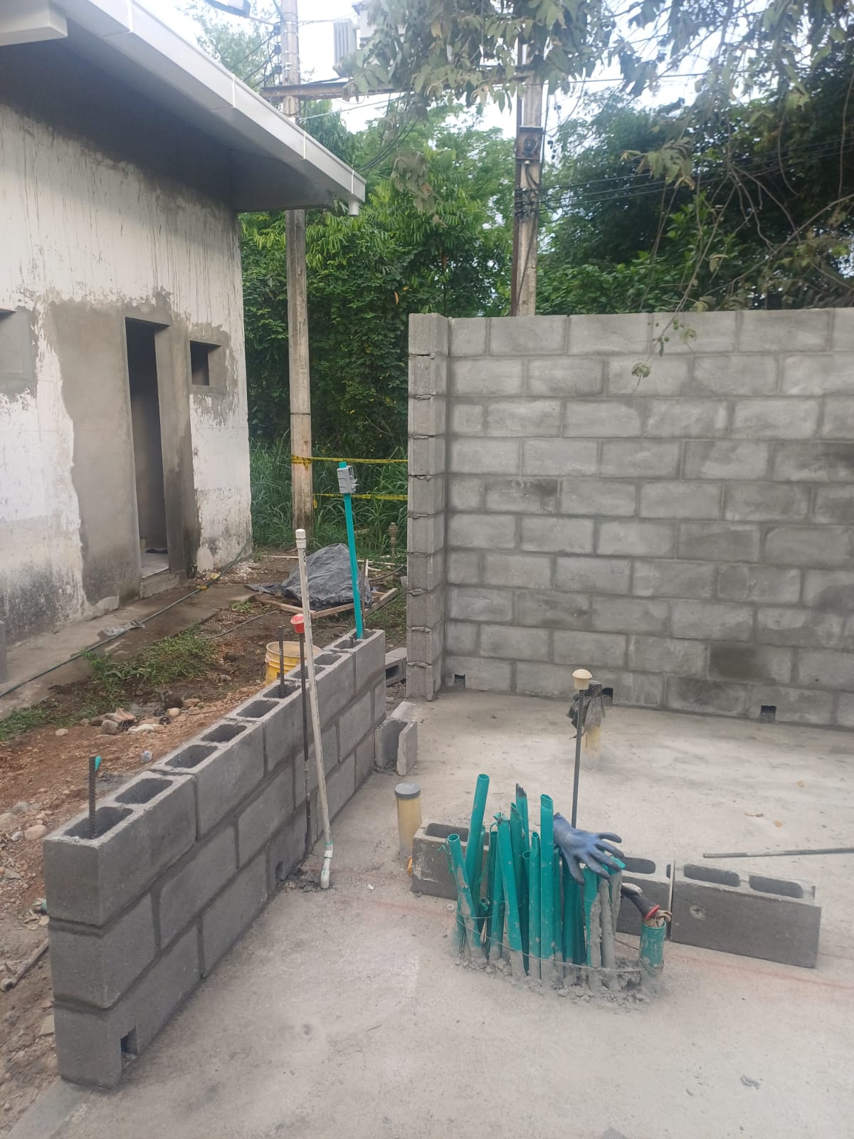 Levantamiento de muros en bloque con instalacion de tuberia hidraulica