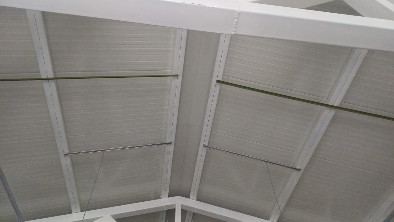 Estructura de cubierta metalica con paneles termoacusticos instalados