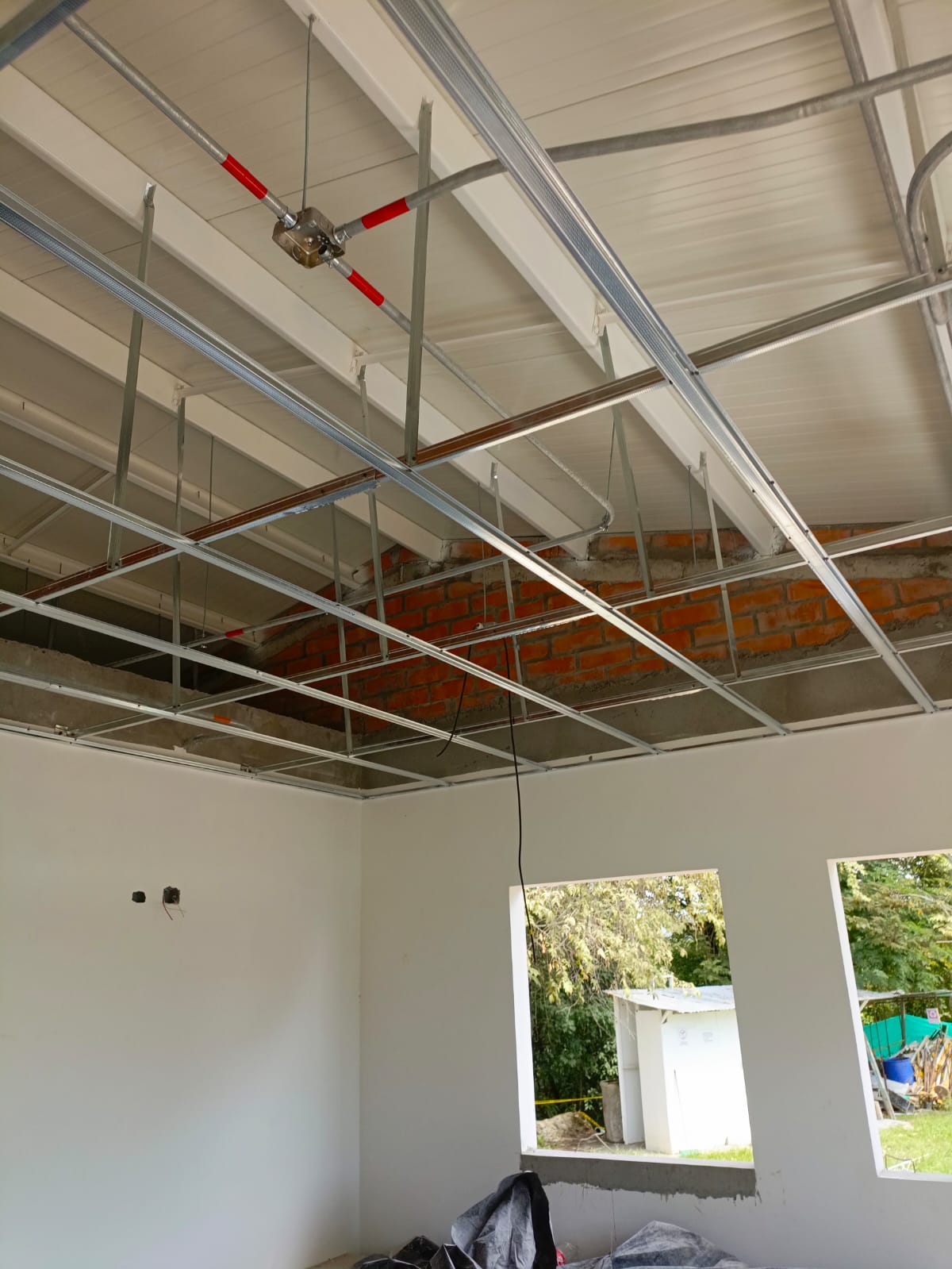 Estructura metalica para cielo raso suspendido con perfileria galvanizada