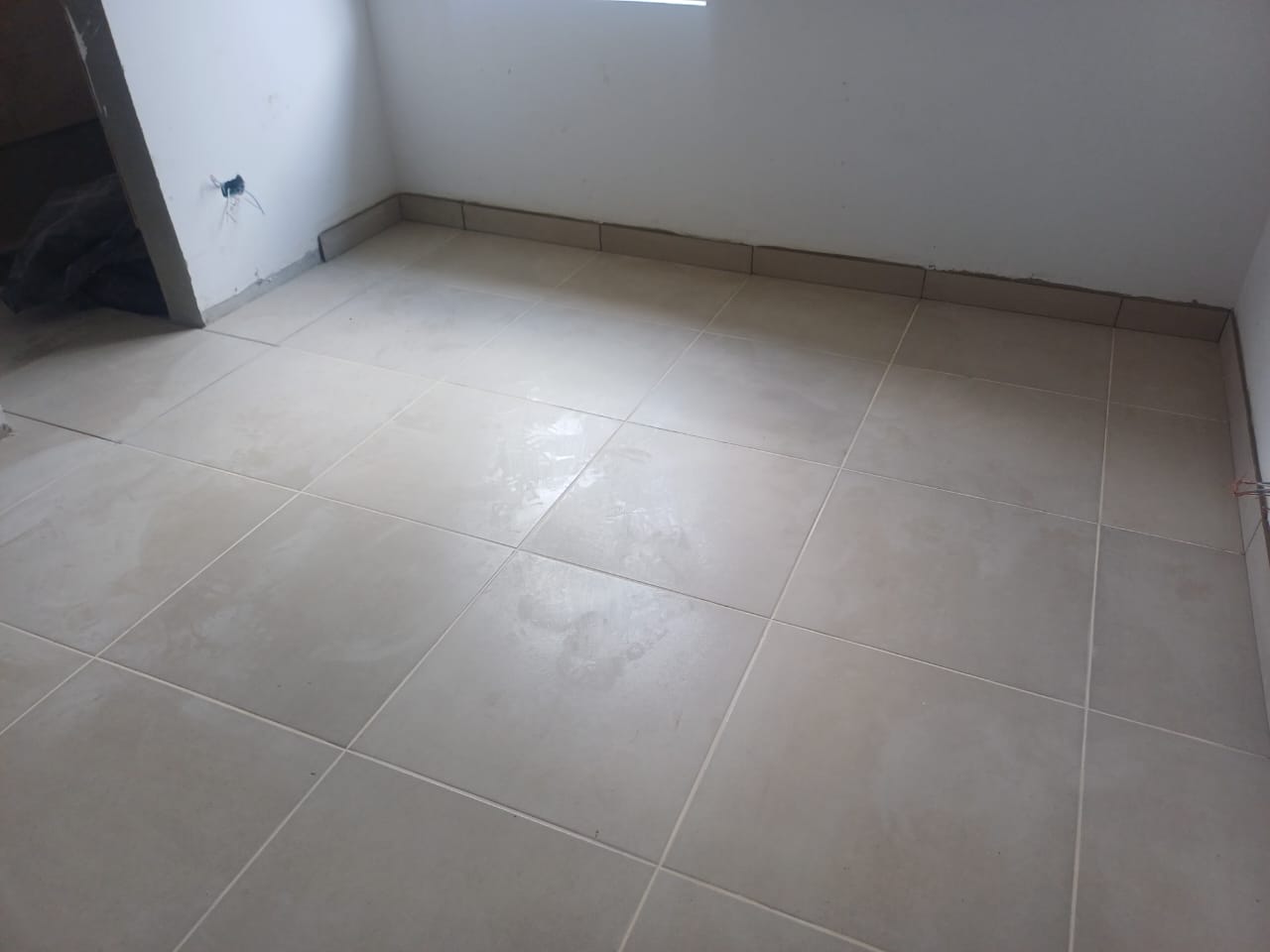 Instalacion de piso ceramico con acabado en guardaescoba