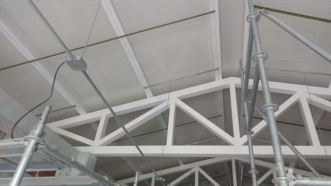 Cerchas metalicas y estructura de cubierta con andamios de soporte